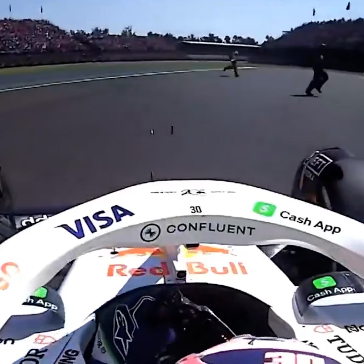 🚨 ¡La Organización Mexicana de Automovilismo asegura que el culpable del incidente de los comisarios fue Lawson!

🟨 "Se alertó al piloto de la doble bandera amarilla física pero el piloto mantuvo su volante girado, sin interrumpir su trayectoria, incluso cuando los comisarios