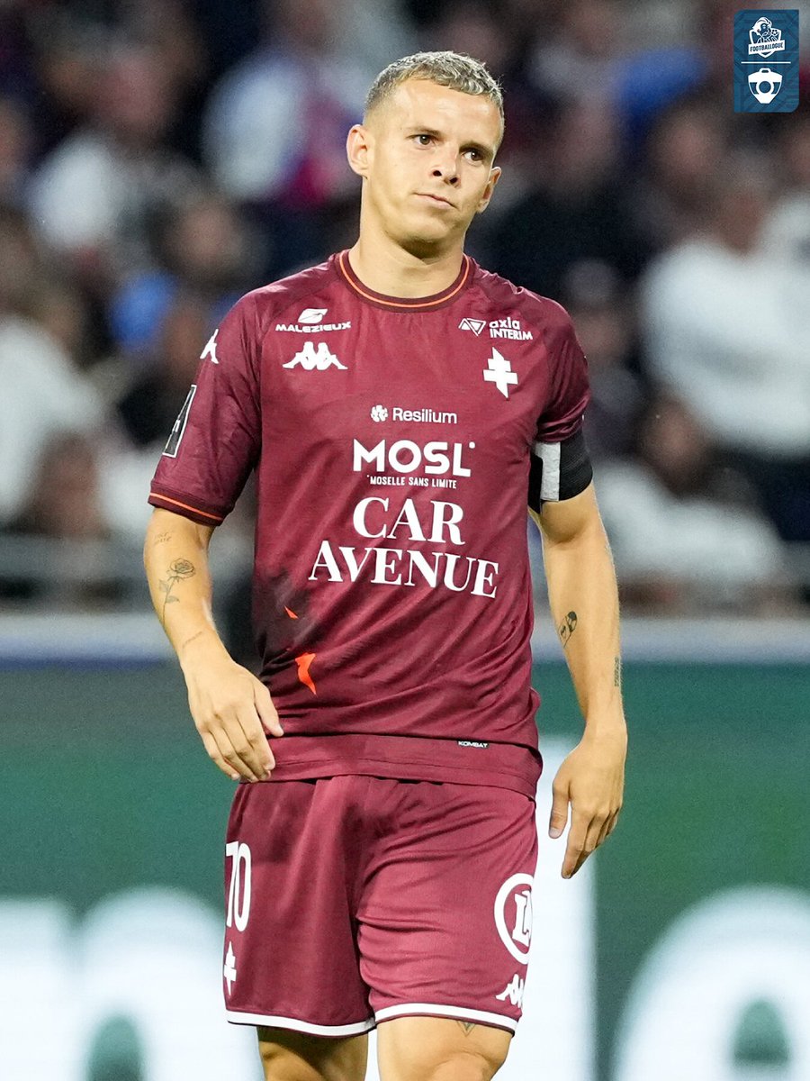 Footballogue's tweet photo. 𝗢𝗛 𝗡𝗔𝗡... 😭😭

Gauthier Hein a célébré son doublé, d'une importance capitale pour le FC Metz, en enlevant son maillot... 𝗘𝗡 𝗢𝗨𝗕𝗟𝗜𝗔𝗡𝗧 𝗤𝗨'𝗜𝗟 𝗔𝗩𝗔𝗜𝗧 𝗗𝗘𝗝𝗔 𝗨𝗡 𝗝𝗔𝗨𝗡𝗘 !

Du coup : 𝗘𝗫𝗖𝗟𝗨𝗦𝗜𝗢𝗡 𝗣𝗢𝗨𝗥 𝗟𝗔 𝗖𝗘́𝗟𝗘́𝗕𝗥𝗔𝗧𝗜𝗢𝗡 ! ❌❌ https://t.co/Fk5gW5SMQd