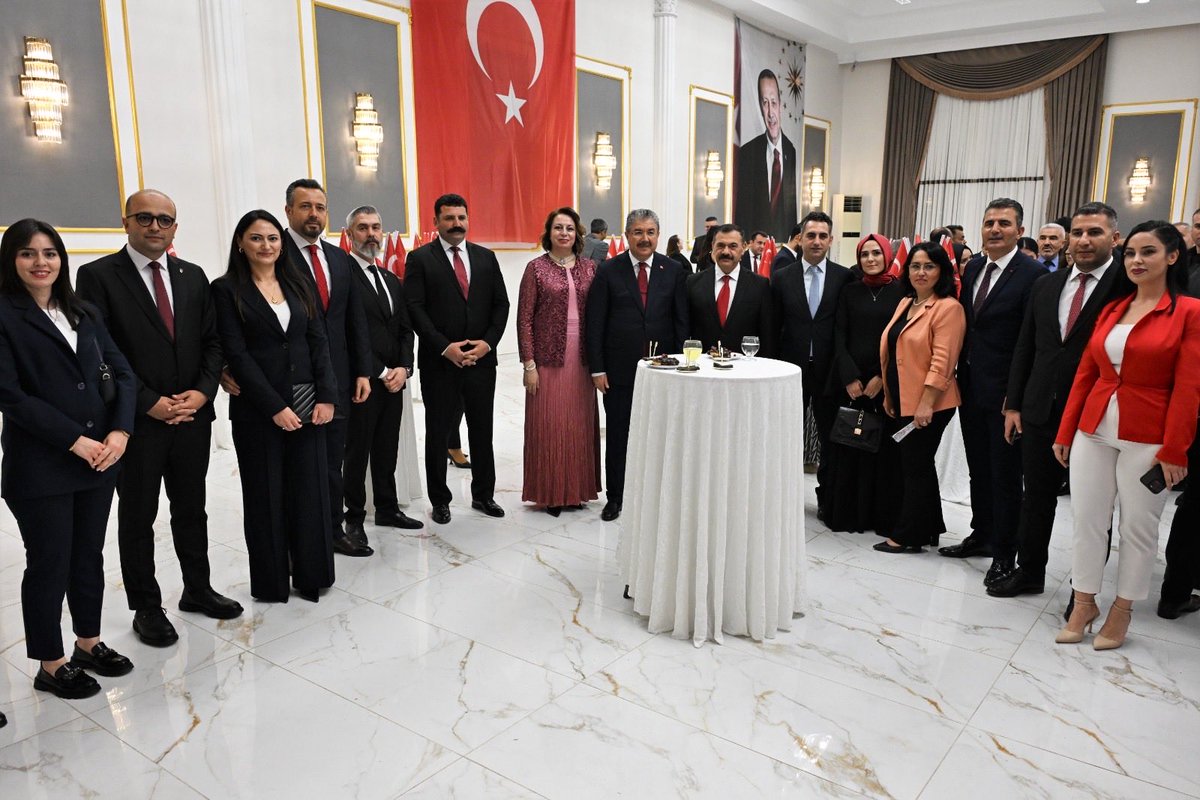 EmniyetOsmaniye's tweet photo. Cumhuriyetimizin kuruluşunun 102. Yıl Dönümü münasebetiyle, Valimiz Dr.Erdinç Yılmaz ve eşi Doç. Dr. Şenay Yılmaz ev sahipliğinde düzenlenen resepsiyona; İl Emniyet Müdürümüz Mehmet Sarıbuva, İl Protokol Mensupları ve vatandaşlarımız katıldı.

#cumhuriyetbayramı
@MSaribuva https://t.co/qz8QNb7kD6