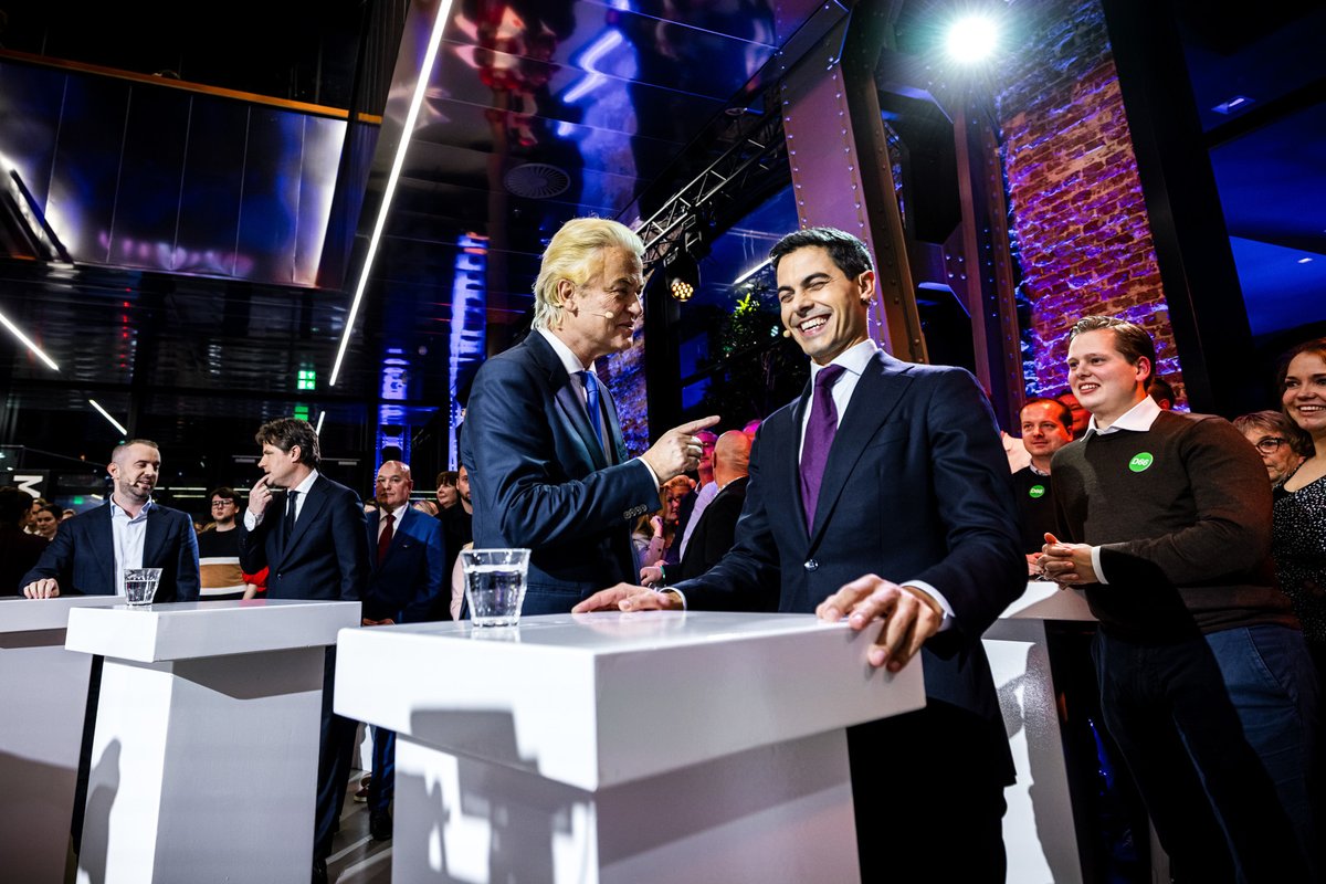 RTLnieuws's tweet image. BREAKING Exitpoll: D66 aan kop met 27 zetels, gevolgd door PVV (25) en VVD (23) | Liveblog rtl.nl/nieuws/politie…