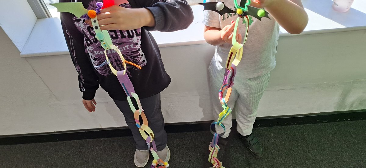 limklibraries's tweet image. We had such a fun morning with the boys & girls who attended our Hallowe'en Arts & Crafts session in #CityLibrary this week. They were all so creative making amazing colourful bats and dragons 🦇🐲
#LimerickLibraries #locallibrary #Halloween #halloween2025 #ChildrensBookFestival