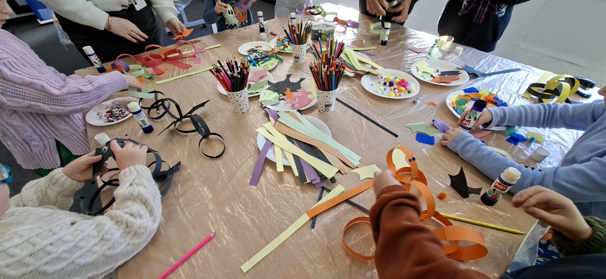 limklibraries's tweet image. We had such a fun morning with the boys & girls who attended our Hallowe'en Arts & Crafts session in #CityLibrary this week. They were all so creative making amazing colourful bats and dragons 🦇🐲
#LimerickLibraries #locallibrary #Halloween #halloween2025 #ChildrensBookFestival