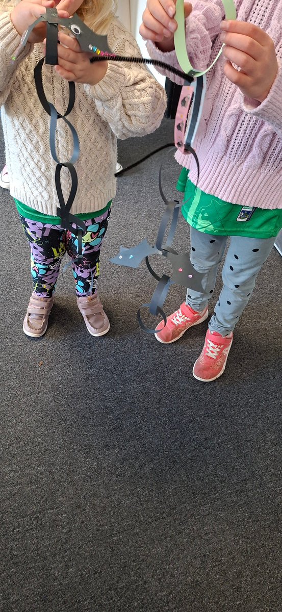 limklibraries's tweet image. We had such a fun morning with the boys & girls who attended our Hallowe'en Arts & Crafts session in #CityLibrary this week. They were all so creative making amazing colourful bats and dragons 🦇🐲
#LimerickLibraries #locallibrary #Halloween #halloween2025 #ChildrensBookFestival