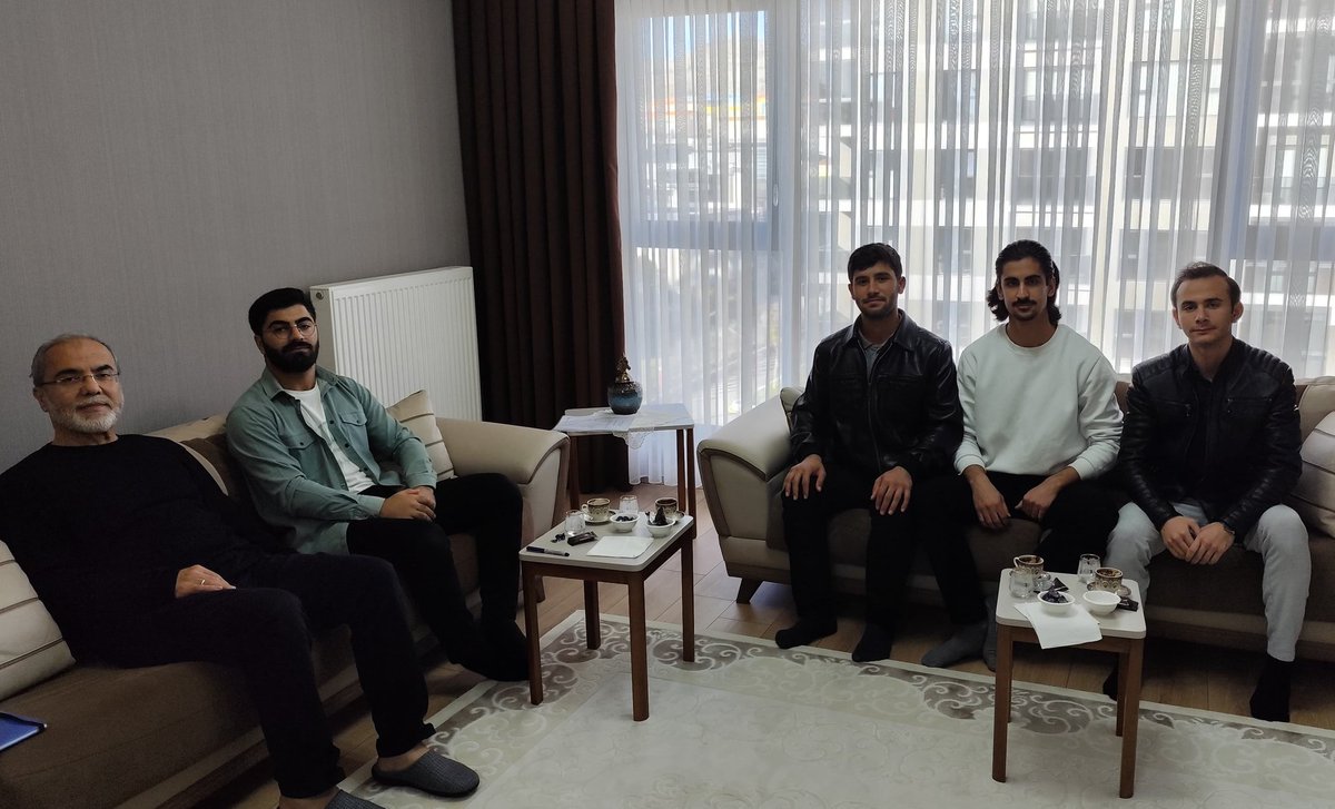 Kulübümüzün değerli akademik danışmanı Doç. Dr. Aytaç Aydın hocamızı evinde ziyaret ettik. Kıymetli sohbeti, yol göstericiliği ve nazik misafirperverliği için hocamıza kulübümüz adına teşekkür ederiz.
.
.
.
#aybü #milget #milligençlik