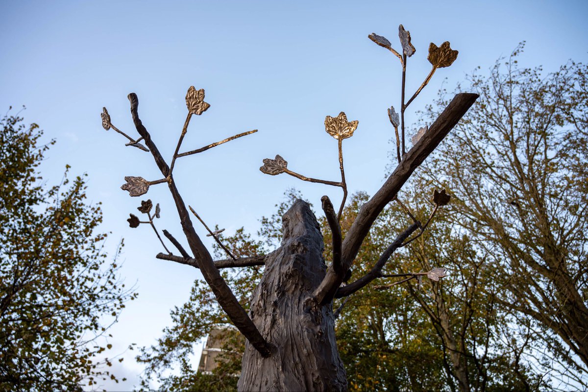 Gisteren is het Holocaustmonument Diemen in het Van Gemertplantsoen onthuld. Het kunstwerk, bestaande uit drie losse beelden, is gemaakt door kunstenaar Jasper Krabbé. Op een plaquette staan de namen van 34 inwoners die vermoord zijn in de concentratiekampen en geen graf hebben.