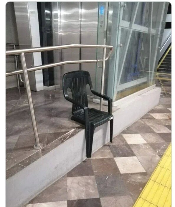 Tu?
Qué presumes de haberlo visto todo.

Nunca una silla sentada. 😭