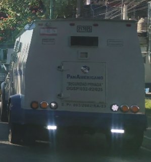 Decime_V's tweet photo. Los dueños de Ignacio de la llave
Esta compañia de valores #cometra no le importa pasar encima de la ciclovia o adueñarse del carril.
@ssptransitover @SP_Veracruz Acaso tambien hay permiso para eso?
@VialidadXalapa @Pechmed @IslasAlbertoR @danielfcarrion #Xalapa @xalapa https://t.co/2HkQamrC2P
