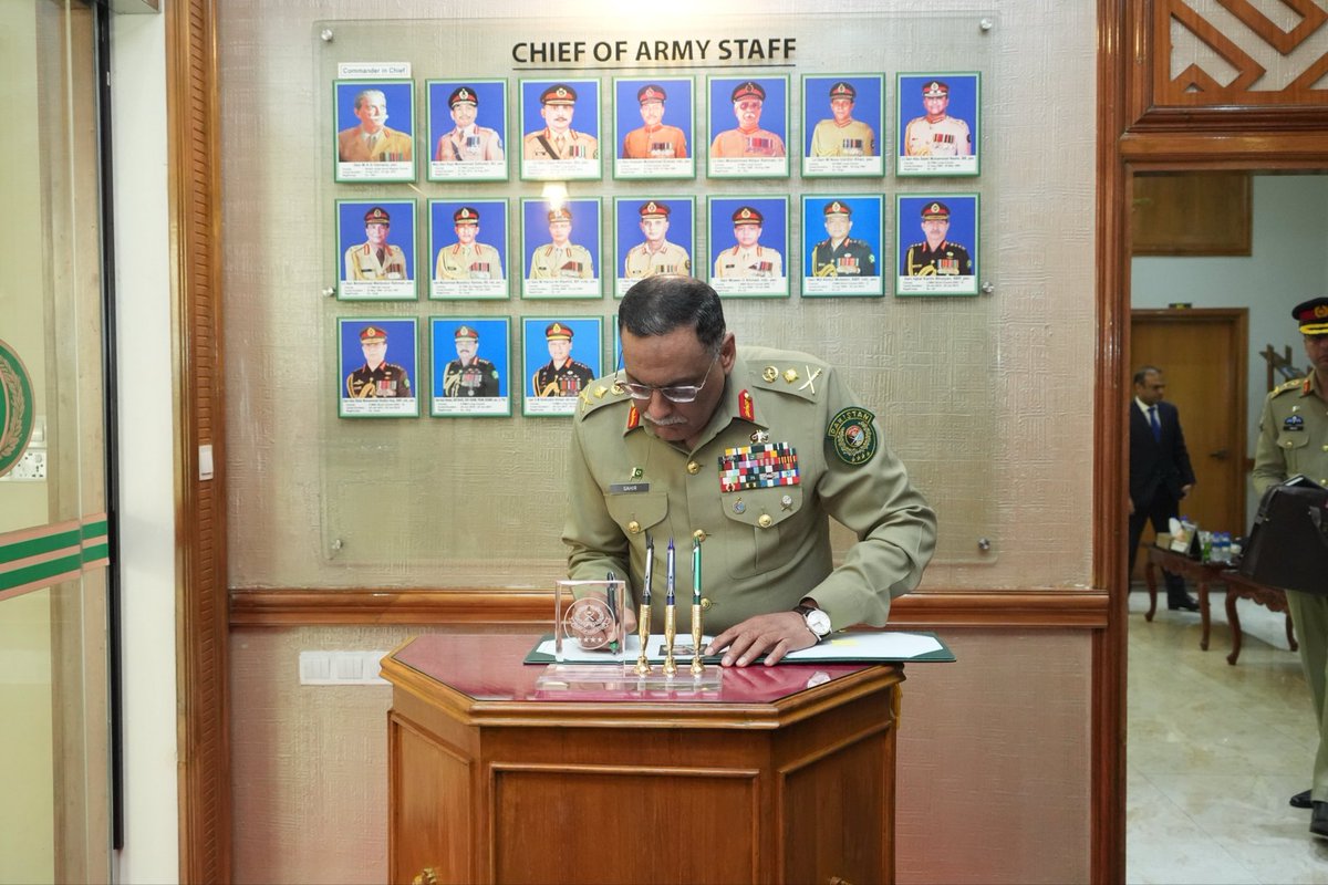 چیئرمین جوائنٹ چیفس آف سٹاف کمیٹی جنرل ساحر شمشاد مرزا کی بنگلہ دیش کے آرمی چیف جنرل وقار الزمان خان سے آرمی ہیڈکوراٹرز ڈھاکہ میں ملاقات، دفاع، سلامتی کے شعبوں میں دونوں ممالک کے درمیان تعاون کو مضبوط بنانے اور مشترکہ تربیتی پروگرام پر تبادلہ خیال