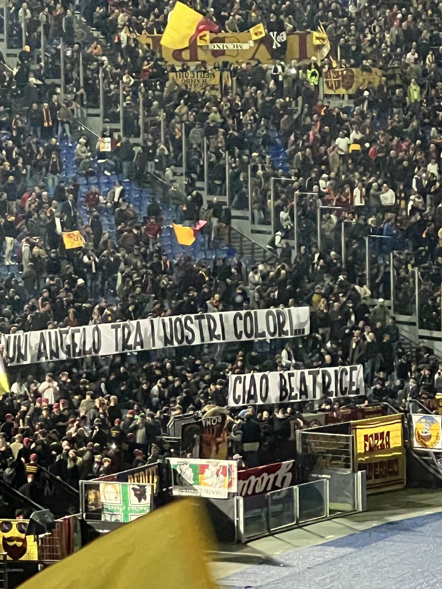 Il saluto della curva <a href="/OfficialASRoma/">AS Roma</a> a Beatrice