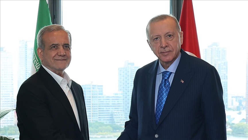 Dr. Pezeşkiyan, Türkiye Cumhuriyeti’nin Millî Günü dolayısıyla Sayın Erdoğan’a tebrik mesajı gönderdi
İran İslam Cumhuriyeti Cumhurbaşkanı Sayın Pezeşkiyan, mesajında Türkiye’nin Millî Günü dolayısıyla bu ülkenin Cumhurbaşkanı’na ve aziz halkına tebriklerini ileterek, “Hiç