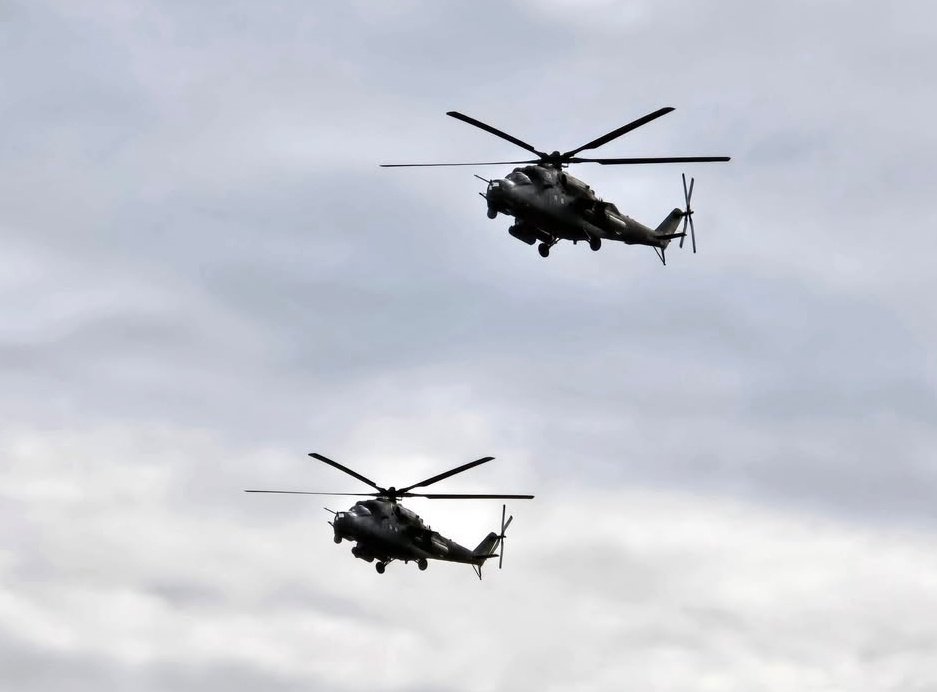 Lukai1861's tweet photo. #Serbia | Members of the Serbian 🇷🇸 98th Air Brigade’s Anti-Armor Helicopter Squadron , operating Mi-35 attack helicopters and H145M are conducting intensive flight training at the Morava military airfield and in the broader #Kraljevo region.
#Srbija #AviationTraining #Mi35 #H145M #Military #Exercises #AirForce #Morava #helicopter
