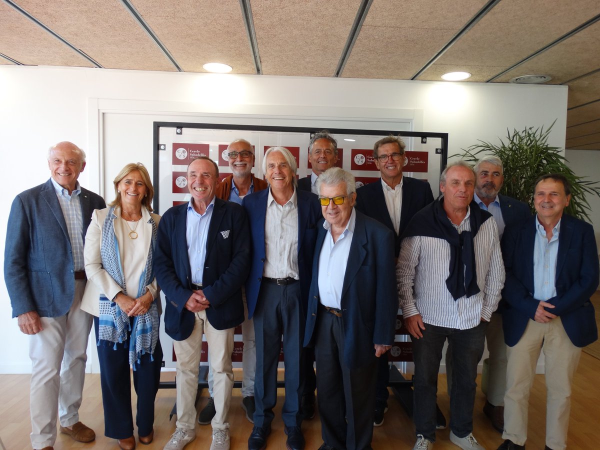 🎾 El G12, el grup que reuneix els presidents dels principals clubs socials i esportius de Catalunya, es va reunir dijous passat al nostre club

🤝 L'acte va servir per presentar el nou president del Cercle, Josep Lluís Llusià, i acomiadar el president sortint, Joan Carles Riba