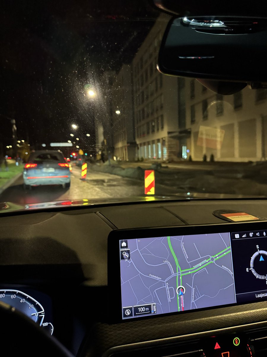 NMikkl's tweet photo. @pohjolarakennus Hienoa toimintaa Laajasalossa. Rakennustyömaa tukkii kaistan vaikka tarvittava turvaväli metrin. Liikenne ollut Laajasaloon, Jollakseen, Kruunuvuoreen, Santahaminaan, Kaitalahteen tukossa koko päivän. Pahimmillaan 10 minuutin matka vienyt 1.5h. https://t.co/XwGprJufYa