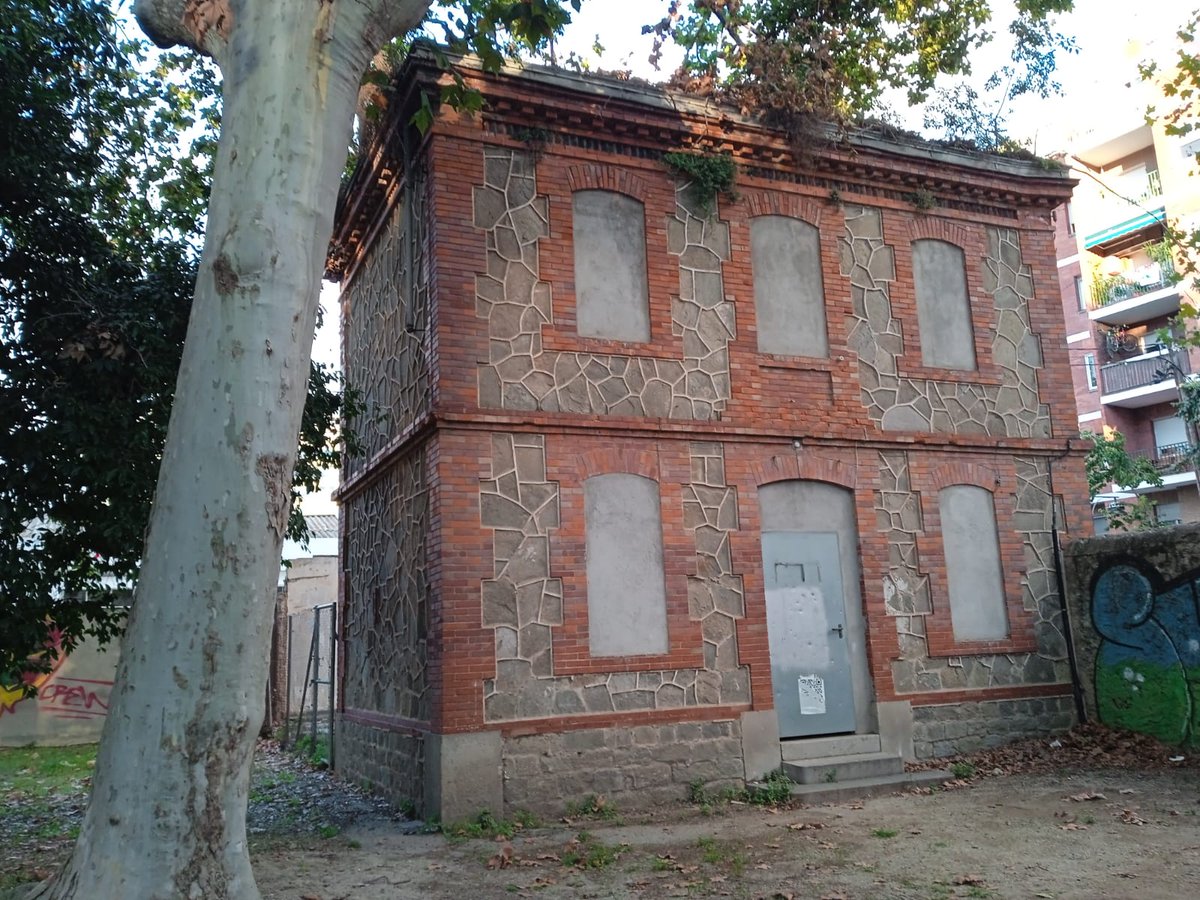 Entre les actuacions per "dignificar la zona" està previst l'enderroc de la Caseta del guarda, construïda el 1896 per l'arquitecte Salvador Vinyals. Constatem que la deixadesa envers el patrimoni és només el 1r pas per esborrar definitivament un tros d'història de #Badalona (1/2)