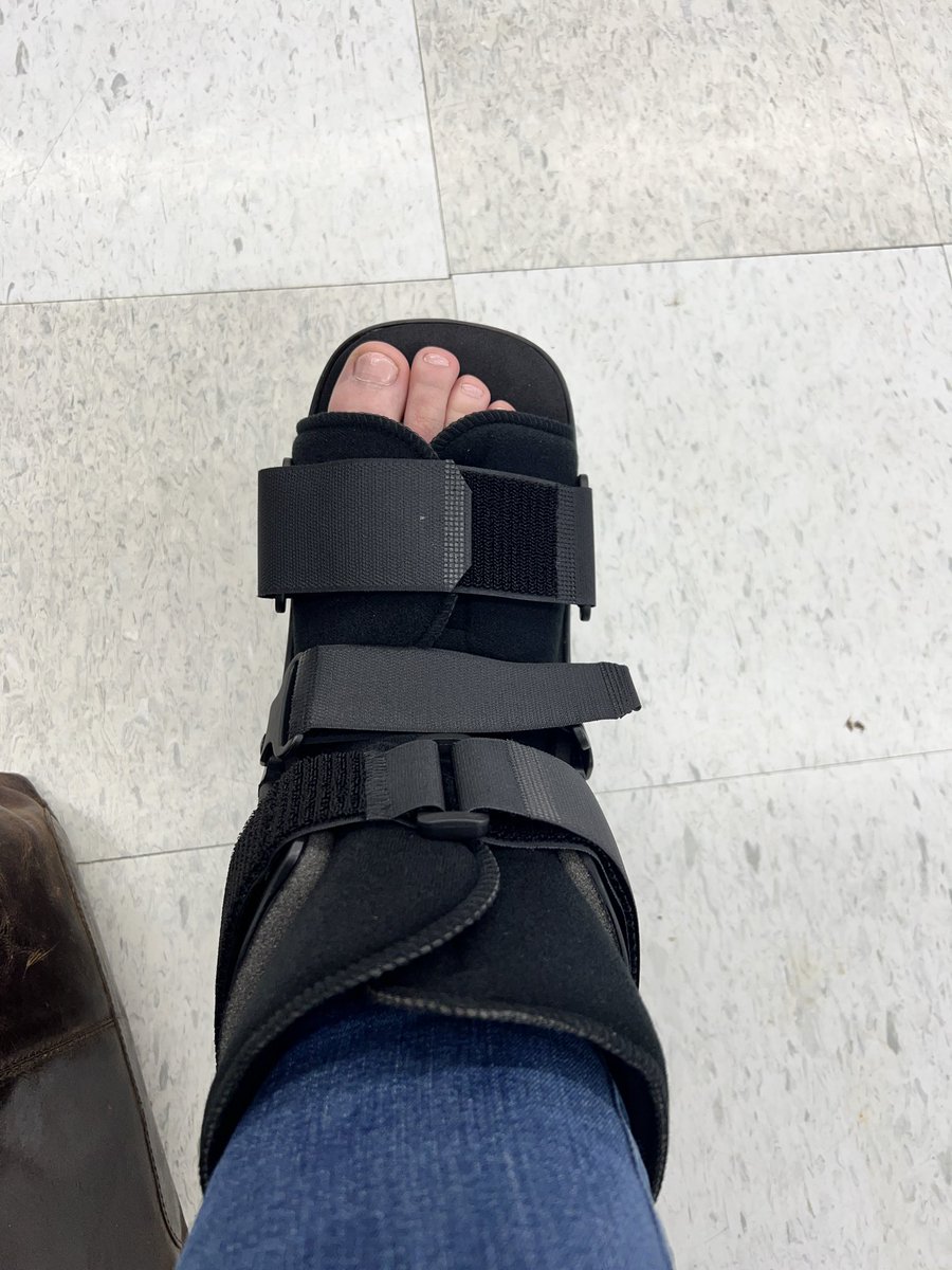 merlemassie's tweet image. My morning. How is your morning? #ouch Shout out to my little rural hospital which got me assessed and our pharmacies for working together to get me looked after. #brokentoe #missedstep