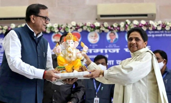 दोनों तस्वीरों में ---स्वघोषित अंबेडकरवाद विरोधी और अंबेडकरवाद समर्थक में अंतर बताएं ।