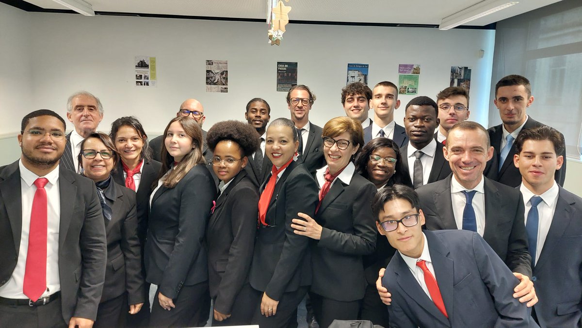 EHTPORTO's tweet photo. Turma de Gestão e Produção de Cozinha B25

👨‍🍳✨ At the Porto Hotel and Tourism School, every class is a unique blend of talent, dedication, and life stories — and the Culinary Arts B25 (PT) class is a shining example.👨‍🍳🔥

#EHTP #ehtporto #CursoDeCozinha #CulinaryCourse https://t.co/NDRgT8Pm5O