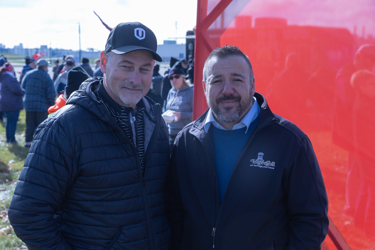 UniforTheUnion's tweet photo. #Unifor members gathered at the CAMI Assembly Plant in #Ingersoll to defend good Canadian auto jobs.
Our message is clear: these jobs, these communities, and these industries are ours to protect. #ProtectCanadianJobs #canlab #cdnpoli https://t.co/9gRJxENrXW