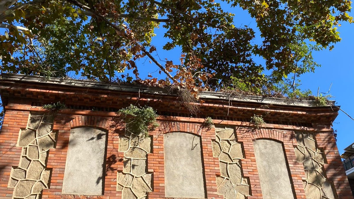 Ara s'entén el cas omís que <a href="/AjBadalona/">Ajuntament de Badalona</a> ha fet dels nostres  avisos envers el mal estat d'aquest edifici històric. Sembla que la Caseta del guarda de l'entrada del C/Sant Bru està condemnada a desaparèixer tal com va passar amb la  caseta de l'entrada pel C/ Seu d'Urgell! 😢(2/2)