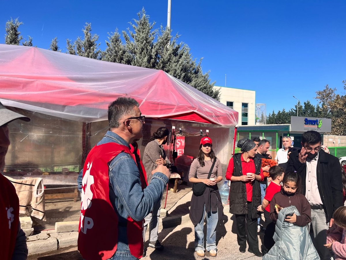 gebzeiscievi's tweet image. Grevlerinin 8. gününde olan Birleşik Metal-İş sendikasında örgütlü Smart Solar işçilerini ziyaret ettik.

Yaşasın emek mücadelesini sürdüren işçiler!

Yaşasın sınıf dayanışması!

#Gebze
#SmartSolar