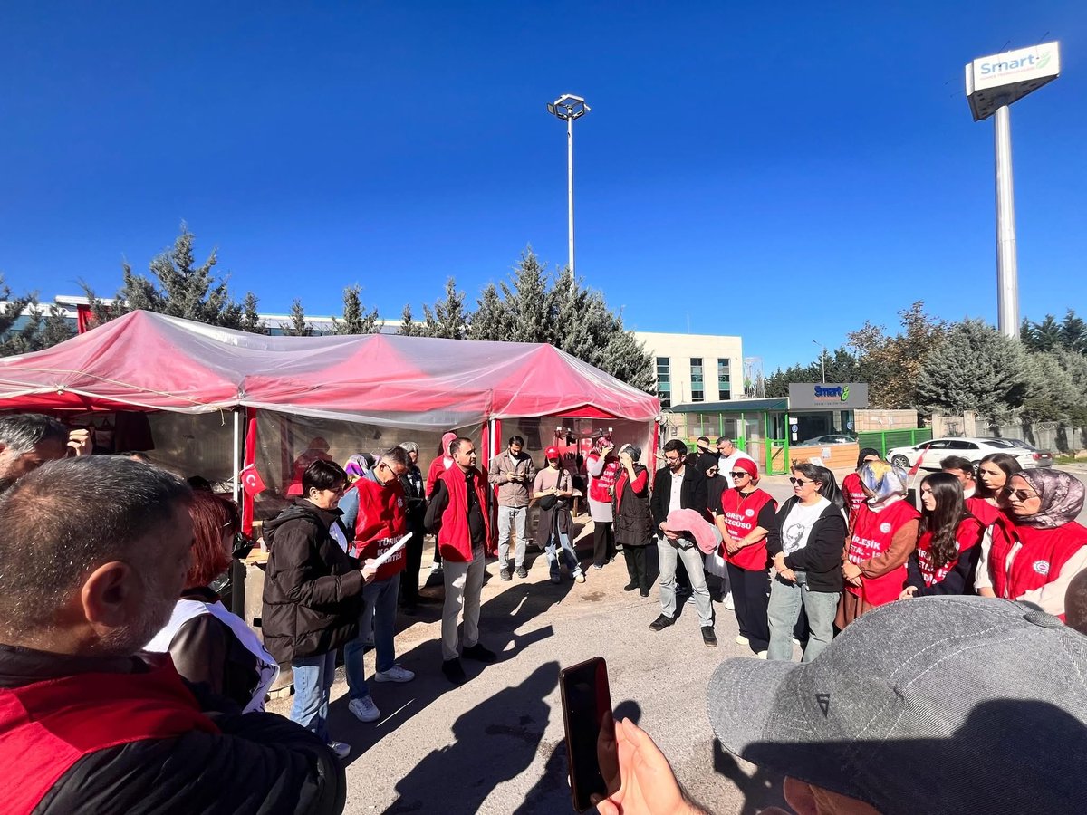 gebzeiscievi's tweet image. Grevlerinin 8. gününde olan Birleşik Metal-İş sendikasında örgütlü Smart Solar işçilerini ziyaret ettik.

Yaşasın emek mücadelesini sürdüren işçiler!

Yaşasın sınıf dayanışması!

#Gebze
#SmartSolar