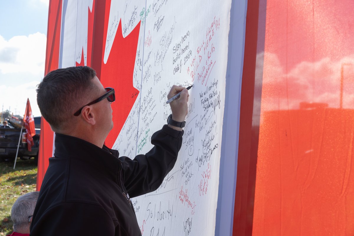UniforTheUnion's tweet photo. #Unifor members gathered at the CAMI Assembly Plant in #Ingersoll to defend good Canadian auto jobs.
Our message is clear: these jobs, these communities, and these industries are ours to protect. #ProtectCanadianJobs #canlab #cdnpoli https://t.co/9gRJxENrXW