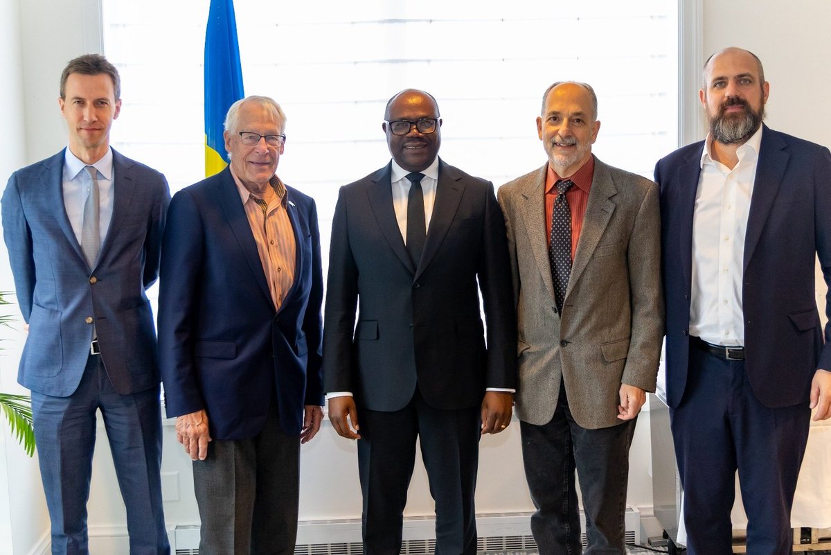 Ari i Washington, D.C., Minisitiri w’Intebe Dr. Nsengiyumva yahuye na Bwana Rob Walton, washinze Rob Walton Foundation, baganira ku bufatanye mu guteza imbere kurengera ibidukikije mu Rwanda no ku mugabane wa Afurika.