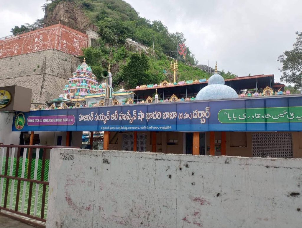 vishnureddy_899's tweet image. 🚨ALERT from Vijayawada: Zoom into this photo: Right below the sacred Kanaka Durga Temple, on the direct path to Ammavari Temple , stands this structure. 
Now: Road ENCROACHED. Buildings merged. 
And the bigger shock? The official name “Kanaka Durga Nagar” has been REPLACED…