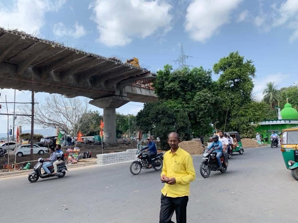 vishnureddy_899's tweet image. 🚨ALERT from Vijayawada: Zoom into this photo: Right below the sacred Kanaka Durga Temple, on the direct path to Ammavari Temple , stands this structure. 
Now: Road ENCROACHED. Buildings merged. 
And the bigger shock? The official name “Kanaka Durga Nagar” has been REPLACED…