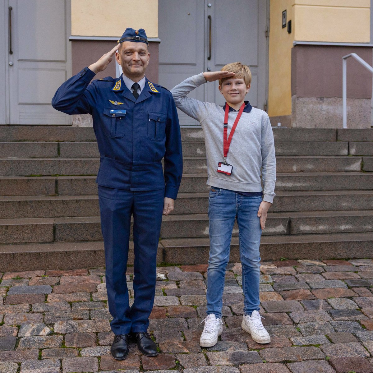 Koulupäivän jälkeen kenraalin toimistoon. Harvemmin.

Moni Ylen taannoista uutislähetystä seurannut bongasi nämä miehet. Toinen heitti esimerkillisesti kättä lippaan kesken toisen haastattelun.

Eilen hän tapasi sotatalouspäällikön. Vierailu oli molemmin puolin hyväntuulinen.