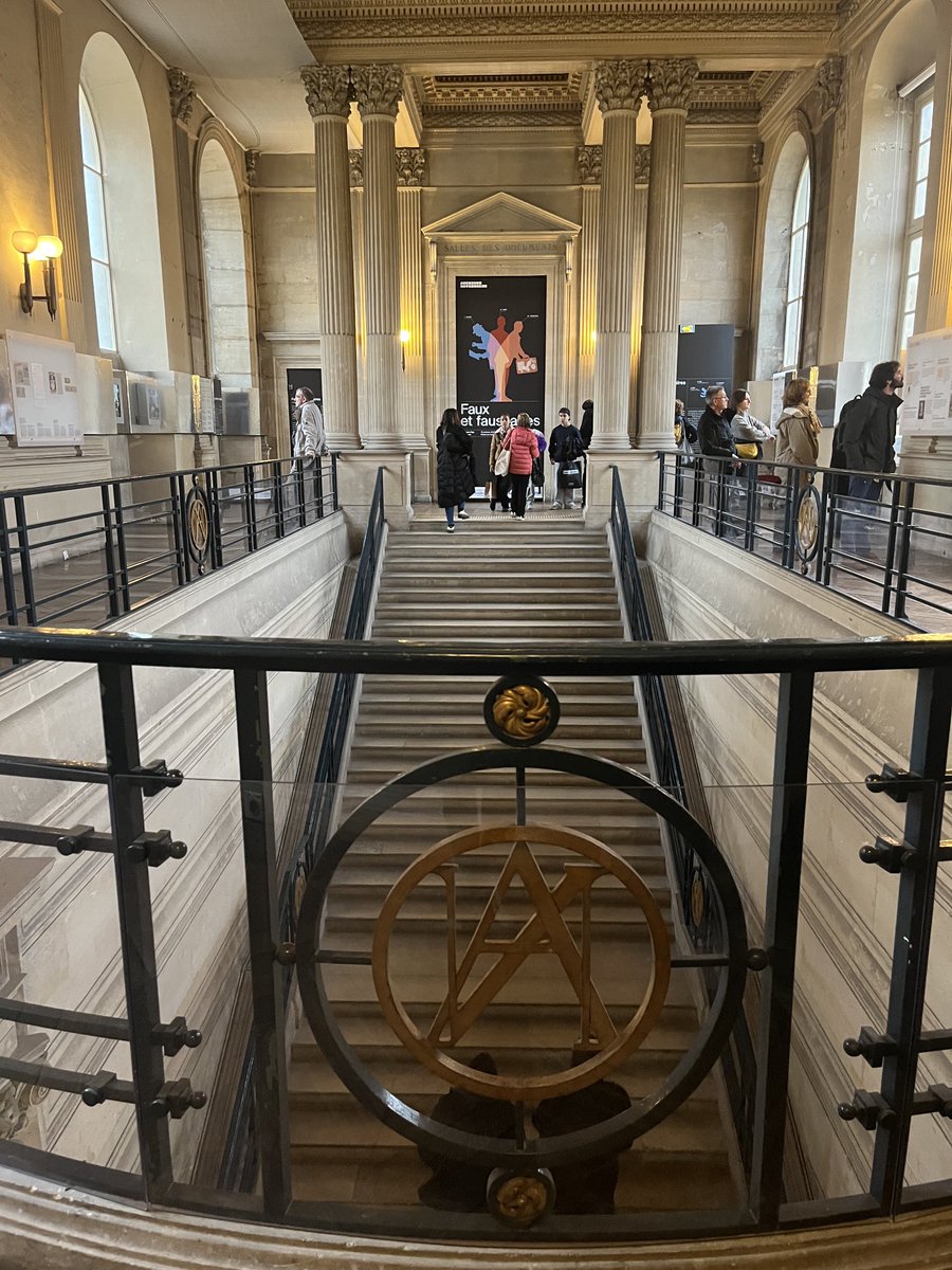 Buscando raíces del caos, el museo de los Archivos Nacionales de Francia exponen en París ‘Falsos y Falsarios’. 
Una cronología que llega hasta ésta, la época de la infame desinformación. 
Lúcida y necesaria exposición.