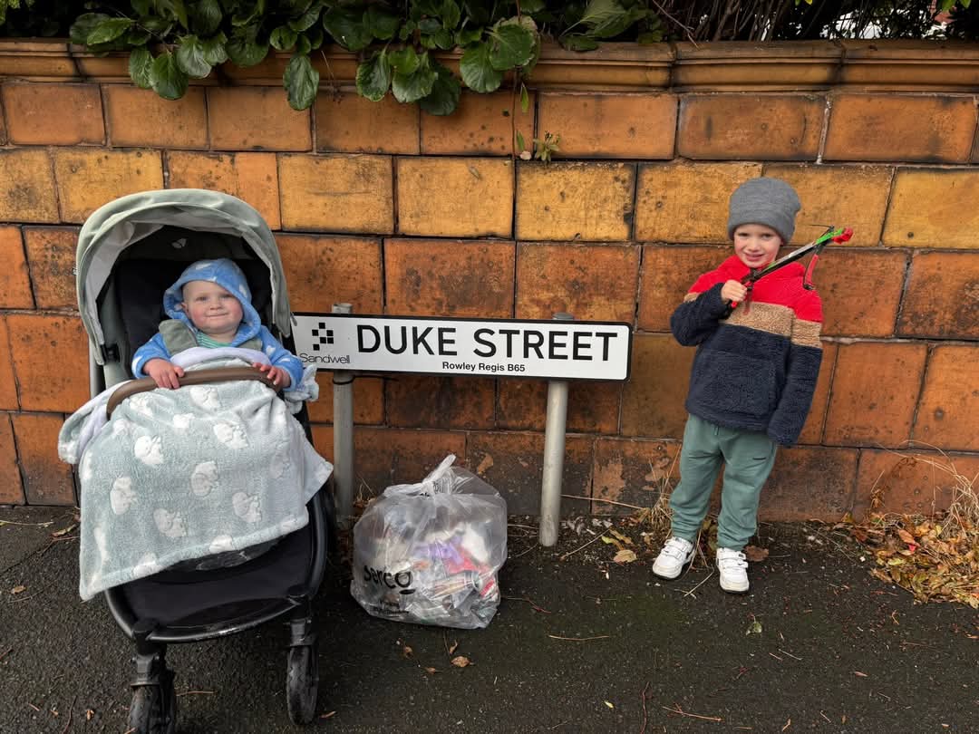 Litterwatch1's tweet photo. Starting 'em young! Big brother Arthur showed little Isaac how it's done on Duke Street today. Proving you're never too small to clean up your community! Great to see kids taught early about the environment.
#RowleyRegis #LitterPicking #CommunityKids #sandwell #volunteers https://t.co/29IZBYvnfD