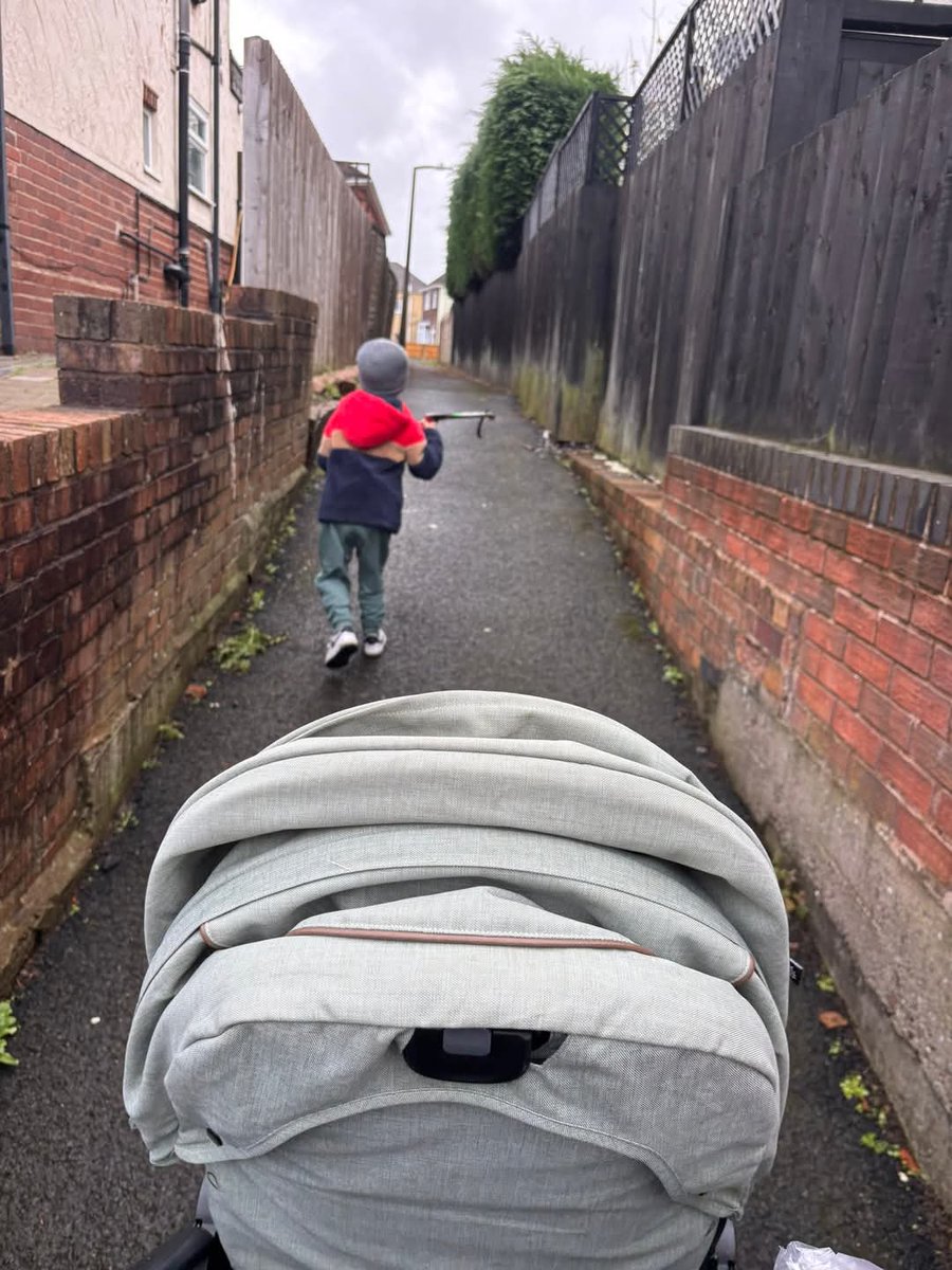 Litterwatch1's tweet photo. Starting 'em young! Big brother Arthur showed little Isaac how it's done on Duke Street today. Proving you're never too small to clean up your community! Great to see kids taught early about the environment.
#RowleyRegis #LitterPicking #CommunityKids #sandwell #volunteers https://t.co/29IZBYvnfD