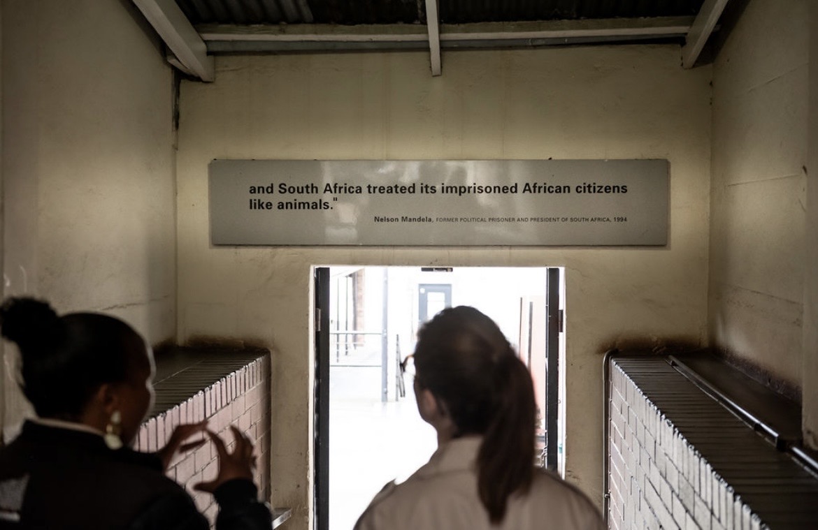 auroreberge's tweet photo. À Constitution Hill chaque pas résonne du courage de celles et ceux qui se sont battus pour la liberté et la dignité. 
Winnie et Nelson Mandela, Albertina Sisulu ... 
Marcher dans ces couloirs rappelle que défendre la justice et les droits humains est un devoir quotidien. Ces lieux nous rappellent que la dignité se construit par l'engagement de chacun et est toujours une conquête.