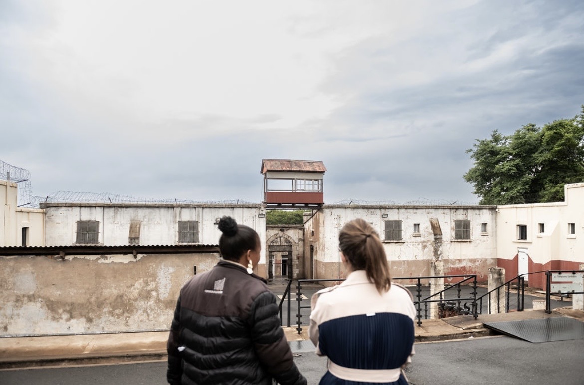 auroreberge's tweet photo. À Constitution Hill chaque pas résonne du courage de celles et ceux qui se sont battus pour la liberté et la dignité. 
Winnie et Nelson Mandela, Albertina Sisulu ... 
Marcher dans ces couloirs rappelle que défendre la justice et les droits humains est un devoir quotidien. Ces lieux nous rappellent que la dignité se construit par l'engagement de chacun et est toujours une conquête.