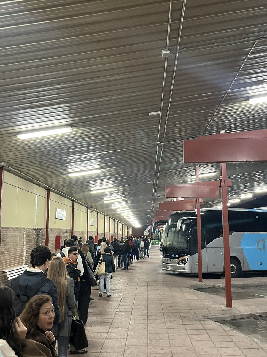 albertoredondoh's tweet photo. Una vergüenza lo de @Alsa_autobuses en Guadalajara hoy. Hace dos días que descarriló un tren en la línea C-2 entre Guadalajara y Madrid. A nadie se le ha debido ocurrir que el autobús es la única alternativa que nos queda para ir a Madrid… https://t.co/wProP4iEon