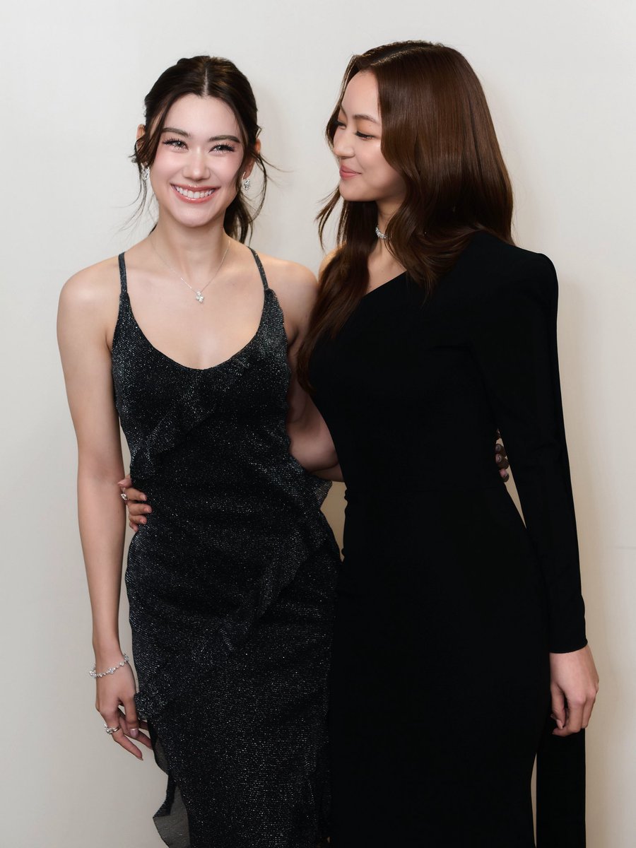 Hibiscus_M_'s tweet image. งาน #CentralBeautyAwards2025
ลีน่าแบรนด์​ #SKII
หมิวแบรนด์​ #BOBBIBROWN
ทั้งคู่ใส่เครื่องประดับ​ #GemsPavilion

งานเดี่ยวแบบคู่เว่อมากกกก 😌👍🏻
#CentralBTAW25XLenaMiu
#ลีน่าหมิว #LenaMiu