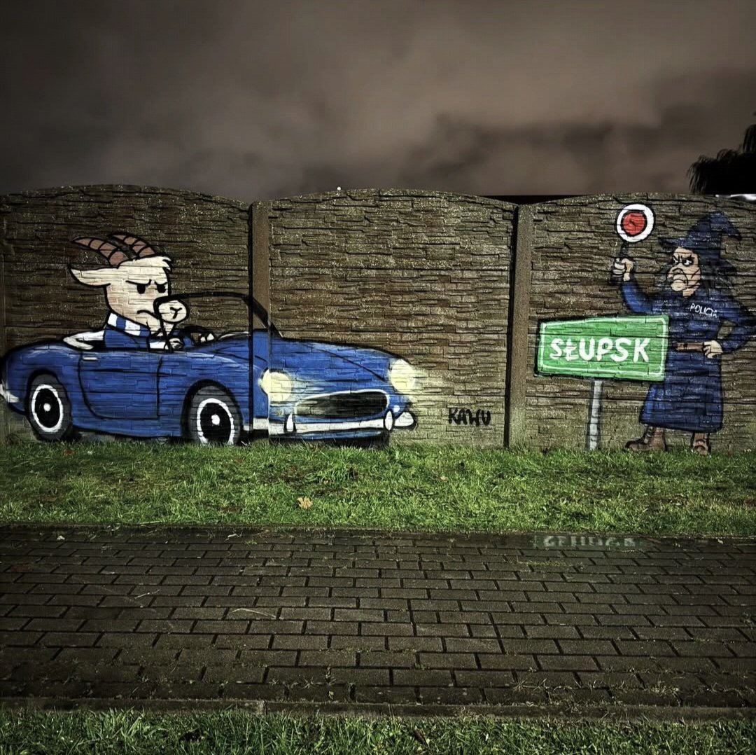 🚨 🔵 KAWU przed jutrzejszym meczem Lecha z Gryfem odwiedził Słupsk i wymalował takiego oto Koziołka 🐐 ⤵️