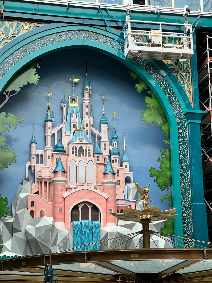 DisneyParks's tweet image. The first Disney castle showpiece on a @DisneyCruise ship has been installed 🏰 Your first look at Storybook Castle aboard the Disney Adventure 🚢 di.sn/60117EUlb