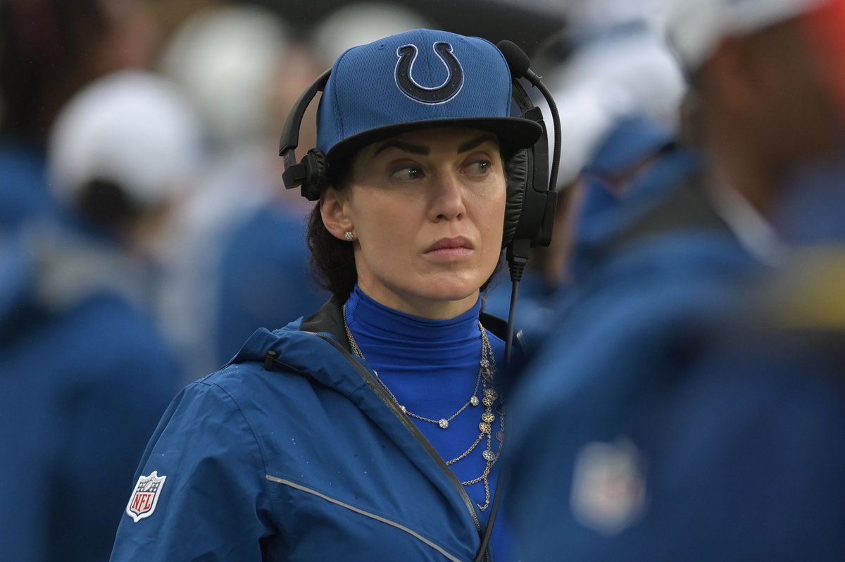 670TheScore's tweet image. #Bears fans: What do you think of the effort #Colts vice chair and co-owner Carlie Irsay-Gordon is making to learn her team’s in-game habits.

@leilarahimi &amp;amp; @mharrisonair are talking about it now.

📱670TheScore.com/listen
💻Twitch.TV/Chicago670TheS…
