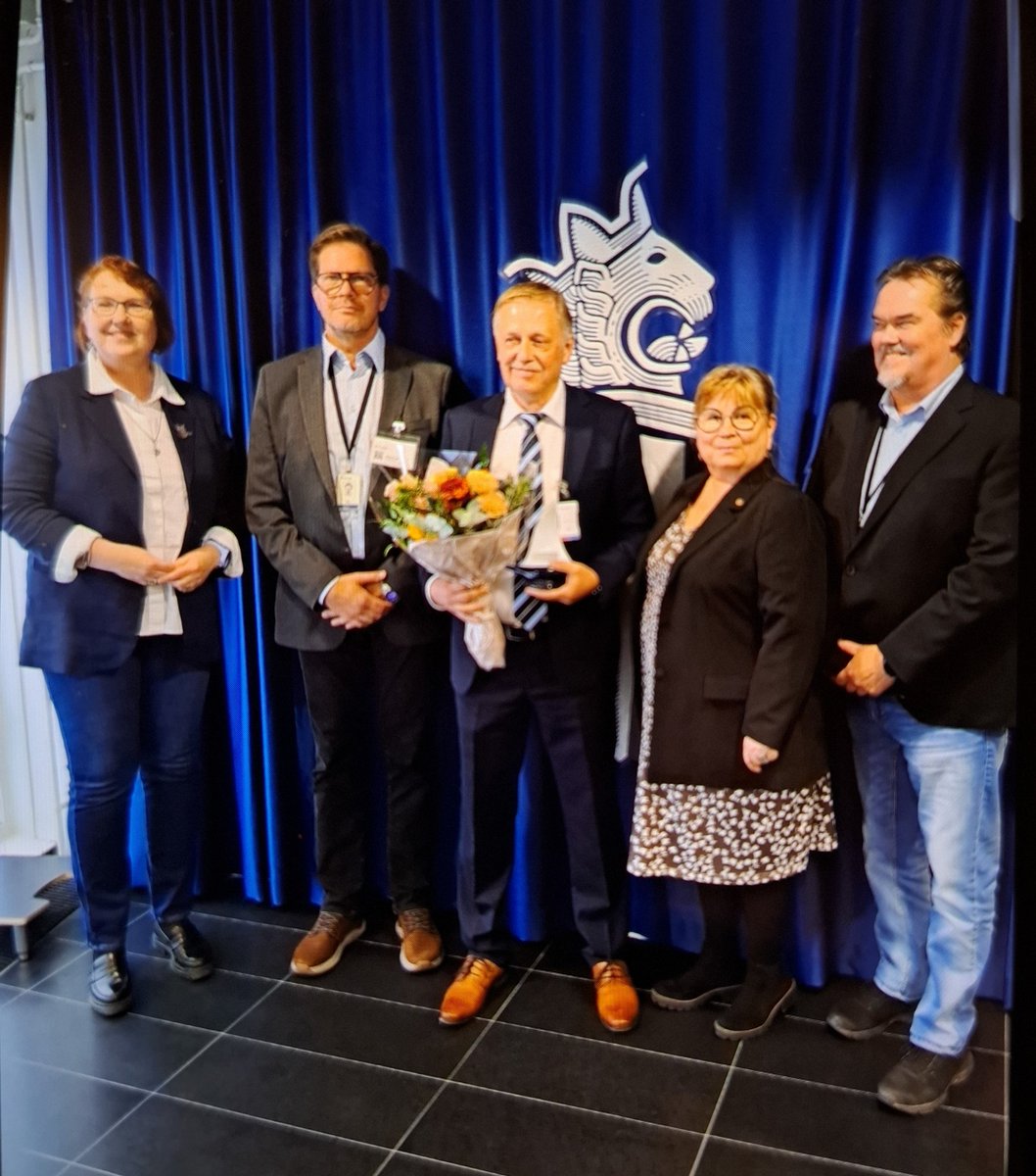 "#Työsuojelu on tiivistä yhdessä asioiden edistämistä sekä johdon että työntekijöiden kanssa"🤝
Tänään <a href="/Hameenpoliisi/">Hämeen poliisilaitos</a> ylikomisario Heikki Koskimaalle luovutettiin <a href="/SuomenPoliisi/">Suomen poliisi</a> vuoden työsuojelupalkinto 🏆 Lämpimät onnittelut Heikki💐