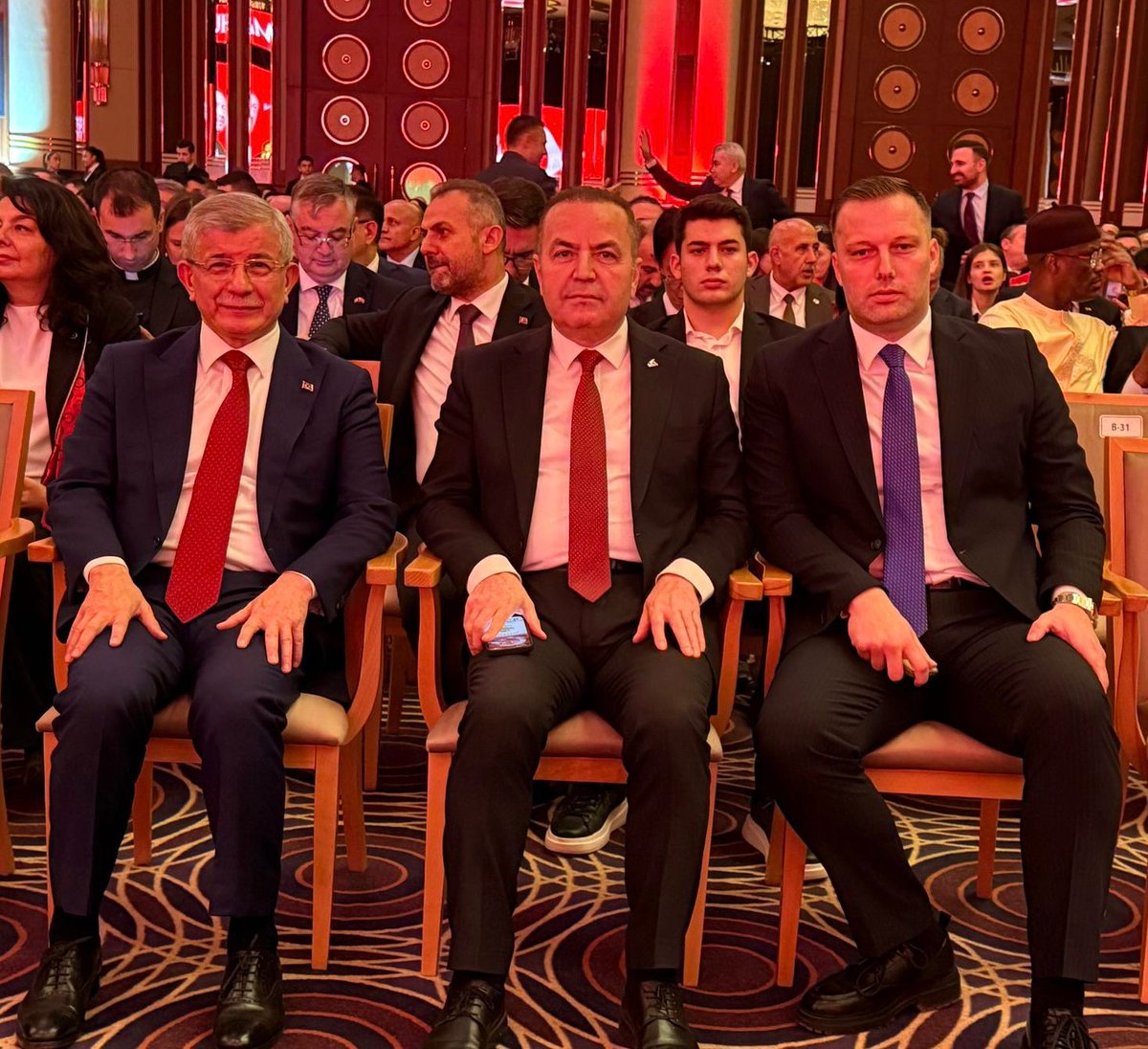 3️⃣Ankara - Cumhurbaşkanlığı Külliyesi

Anavatan Partisi Genel Başkanımız Sayın İbrahim Çelebi ve Turgut Özal Vakfı Başkanımız Sayın Semih Narlı Cumhuriyet Bayramımızın 102. Yıl dönümü münasebetiyle Cumhurbaşkanlığı Külliyesinde düzenlenen programa katıldılar.

El ele hepimiz