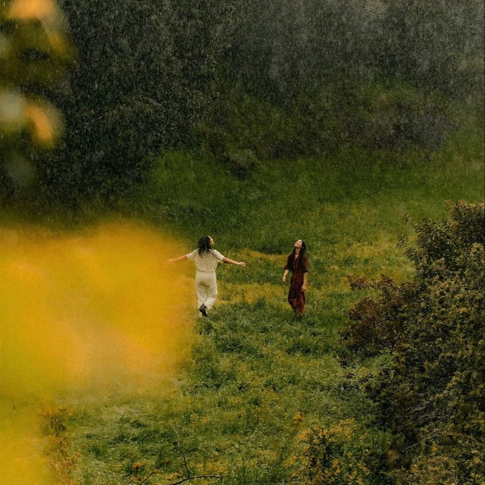 Lo mejor que puedes hacer antes de cumplir años, es liberarte de gente que sabes que te felicitan por quedar bien contigo mientras a tus espaldas te ponen fina. 

No gracias, hay que seguir adelante y quedarte siempre con los que día a día te demuestran que te aprecian.

Sonríe.