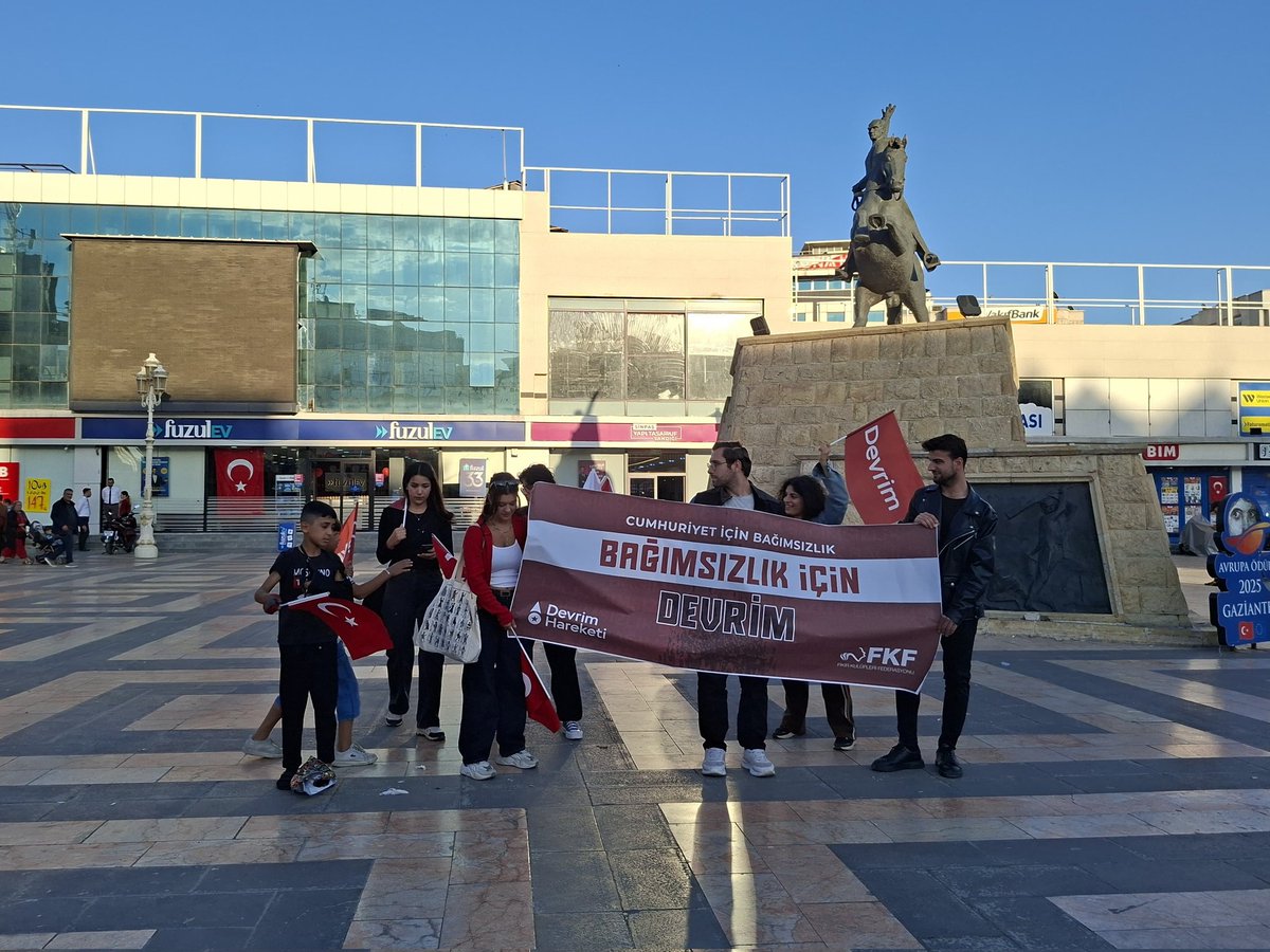 📌 Gaziantep Buluşması

Emperyalistlere, sermayeye, çetelere, tarikatlara karşı "Cumhuriyet için Bağımsızlık Bağımsızlık için Devrim" diyerek Maarif Meydanı'nda buluştuk

Ülkemize, halkımıza, kendimize güveniyoruz. Türkiye’yi hak ettiği devrimle buluşturacak, bağımsızlığımızı