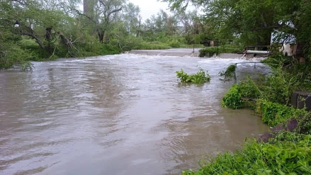👉🌧Desde el municipio de Jesús Menéndez se reportan también daños de los vientos y las lluvias de 🌀 #Melissa en viviendas, agricultura y el arbolado aún por cuantificar.
<a href="/citmacuba/">Ministerio de Ciencia, Tecnología y Medio Ambiente</a> <a href="/InsmetC/">INSMET Cuba (METEOROLOGÍA)</a> <a href="/gobiernotunas/">Gobierno Provincial de Las Tunas</a> 
#FuerzaCuba #UnidosXCuba