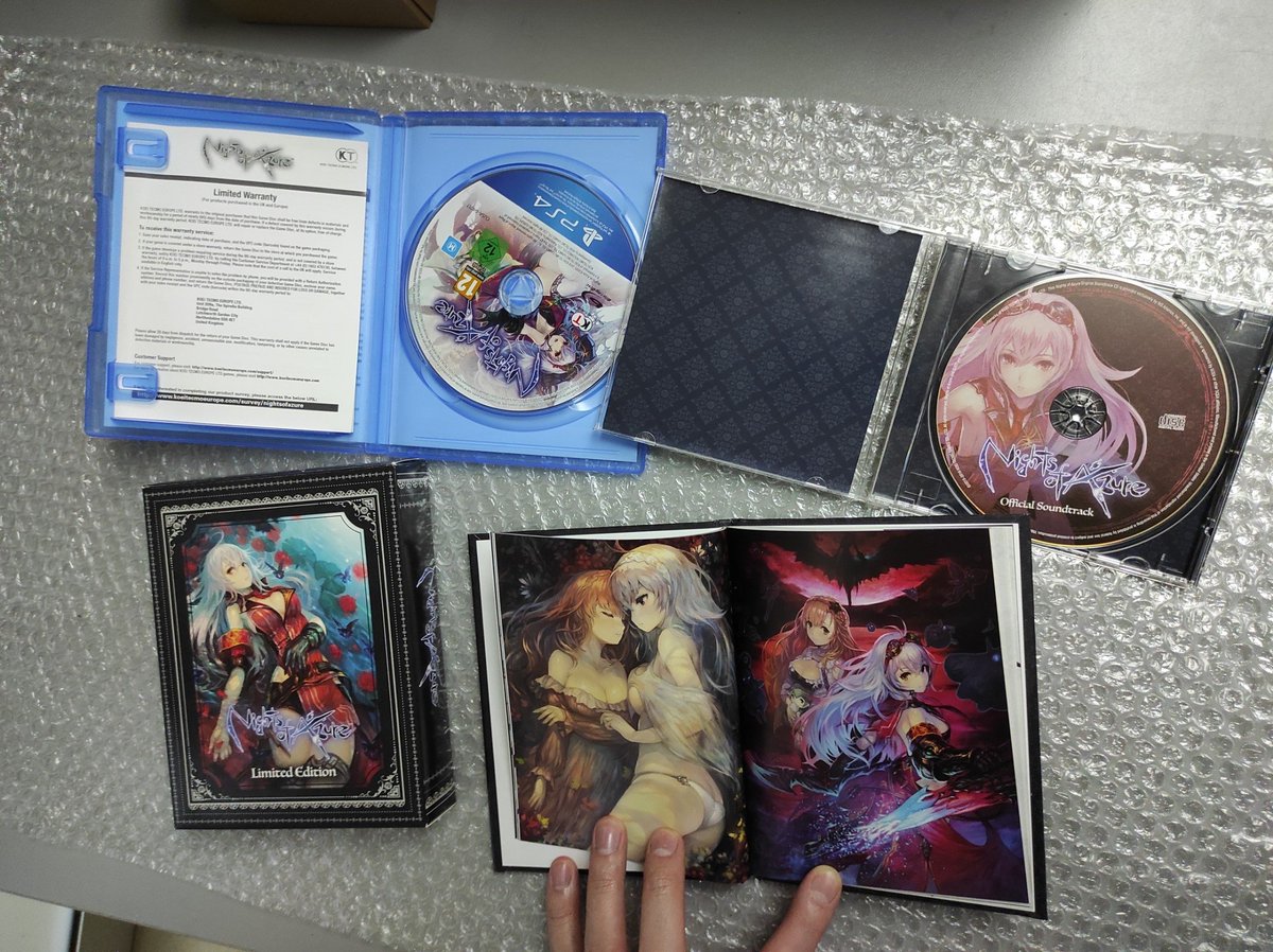 vgvillage37's tweet photo. 🎁 А вот и коллекционное издание первой #NightsOfAzure для #PS4 прибыло, тоже евро региона! 🇪🇺 В комплекте — саундтрек, артбук и набор красивых открыток!
Теперь у меня получается 2 комплекта 😁 есть у меня знакомый с базовой игрой. Может, отдам ему 1 набор... может, нет 😏Увидим! https://t.co/Jzm1mU8Ux0