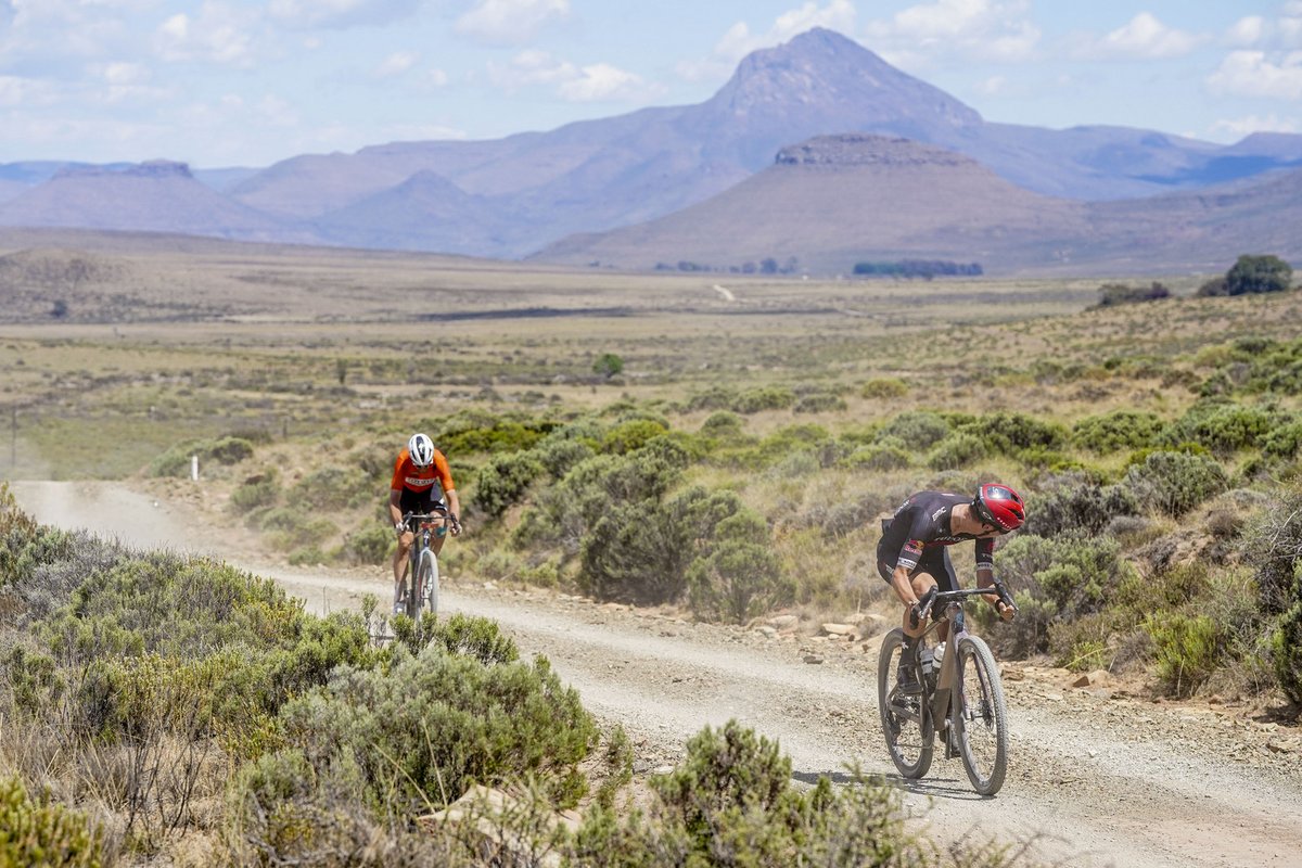 Matt Beers extended his general classification lead at the Nedbank Gravel Burn by 2 seconds on Stage 4. The Specialized Offroad rider's win was this third of the race, but he remains just 57 seconds ahead of Simon Pellaud. diverge.info/2025/10/29/gra…