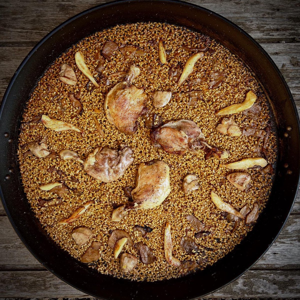 AlbBelmonte's tweet photo. Arroz de confit de pato, boletus, foie y pera

La verdad es que pese a ser uno de esos arroces de aspecto muy premium y sugerente, no tiene gran complicación porque al final muchos son productos pre-elaborados.

https://t.co/BZgGoxTHvw https://t.co/RK9MXVBGuk