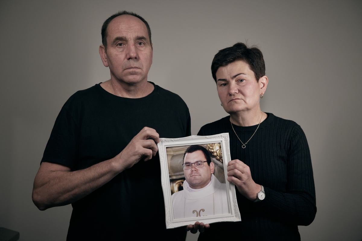 To rodzice ks. Roberta Olejnika, który zastrzelił się na plebanii w Żerkowie. Według prokuratury doprowadził do tego proboszcz Jarosław G., który psychicznie znęcał się nad wikarym. Robił to na oczach parafian. Szczegóły tu: poznan.wyborcza.pl/poznan/7,36001…