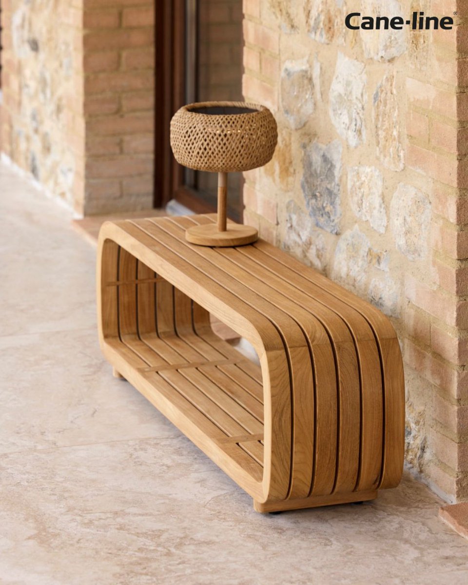 AlgarvProperAg's tweet image. Small table, big statement.
The Mellow coffee table is crafted from premium Grade A teak, bringing warmth and natural elegance to any outdoor lounge. Its soft curves and compact design make it perfect for smaller spaces
#Cane-line #OutdoorDesign #CoffeeTable #TeakFurniture